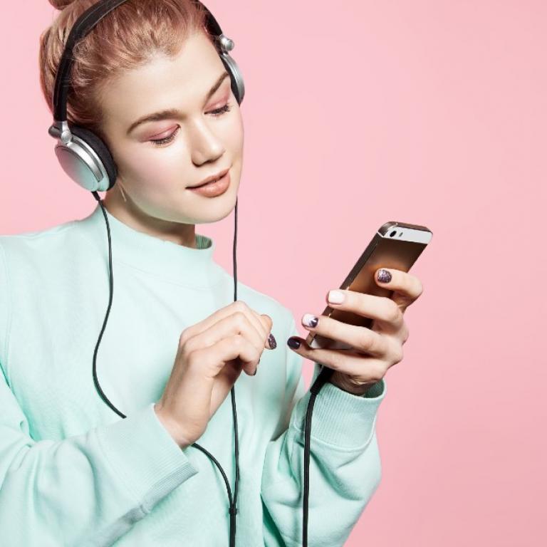 Μια κοπέλα ακούει audiobooks