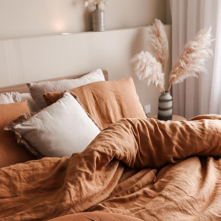 κρεβάτι με σεντόνια 