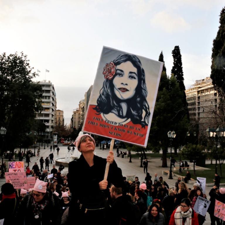 γυναίκα σε διαδήλωση στο κέντρο