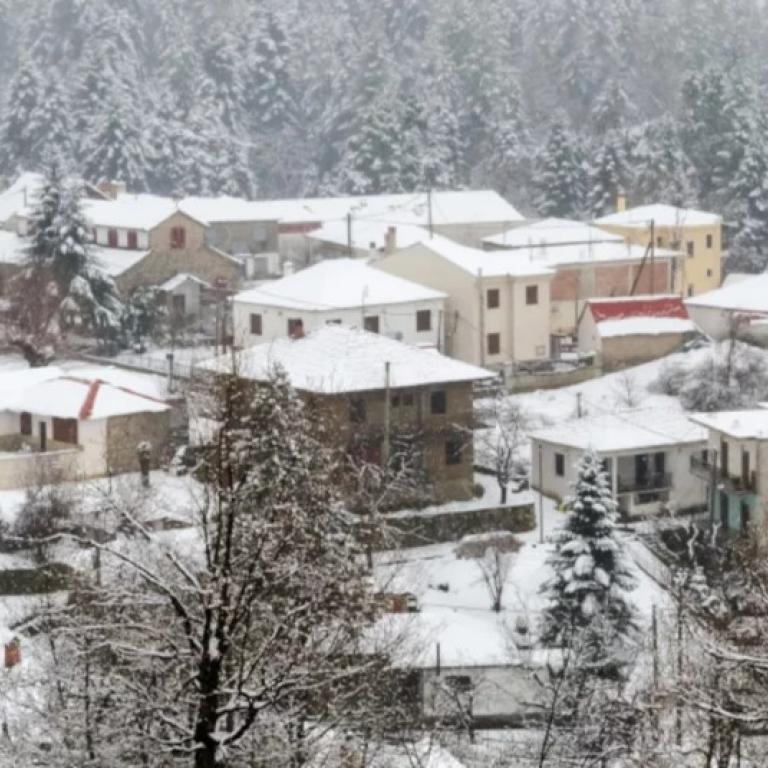 χωριό χιόνια