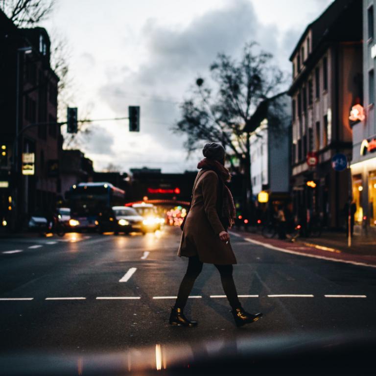 γυναίκα περπατά μόνη της στο δρόμο