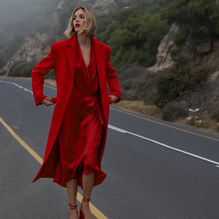 γυναίκα με κόκκινο φόρεμα Zara