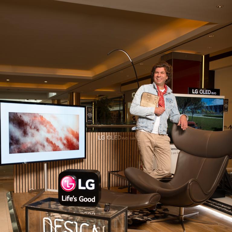 LG OLED Gallery TV & Γεώργιος Καράμπελλας