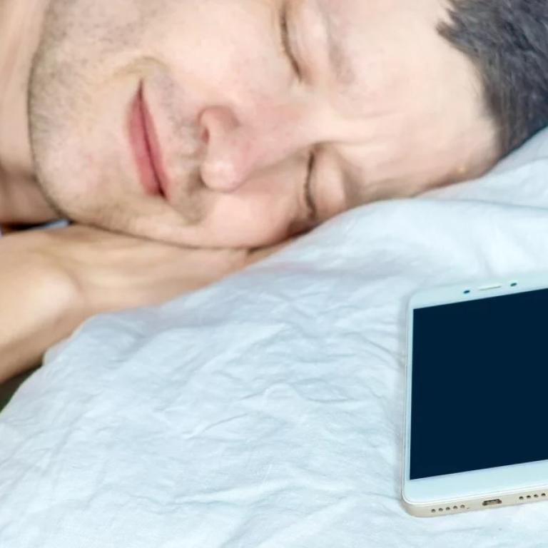 Γιατί δεν πρέπει να κοιμόμαστε δίπλα στο κινητό μας / Φωτογραφία: Shutterstock