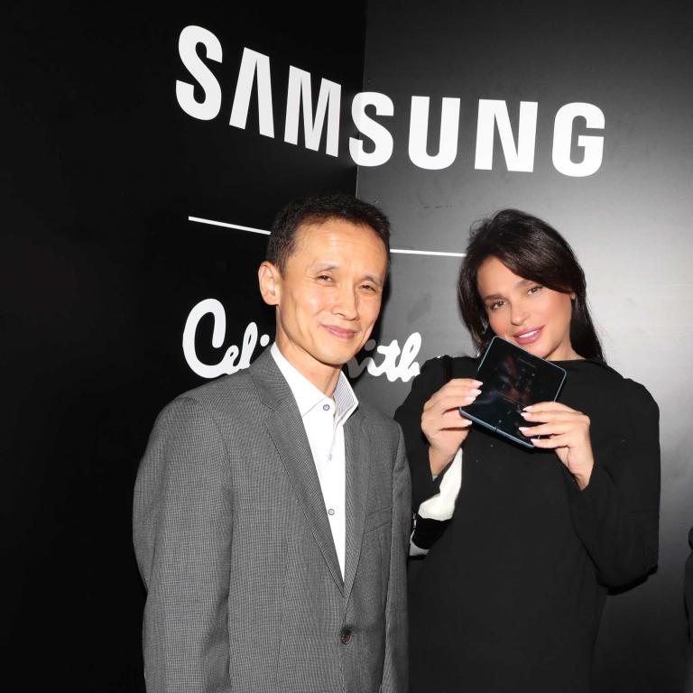 Ο Πρόεδρος της Samsung Electronics Hellas, Byung Moo (Theofilos) Shin με τη σχεδιάστρια Σίλια Κριθαριώτη