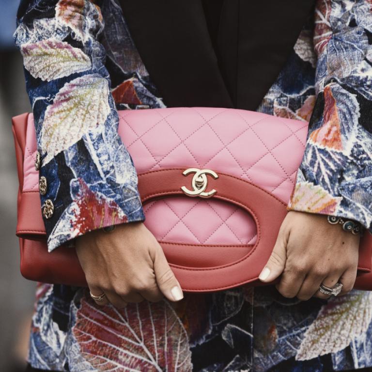 Street style, nails, Chanel bag