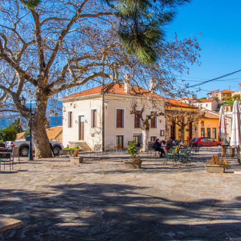 Κεντρική πλατεία του χωριού Χρισσό κοντά στους Δελφούς στη Φωκίδα