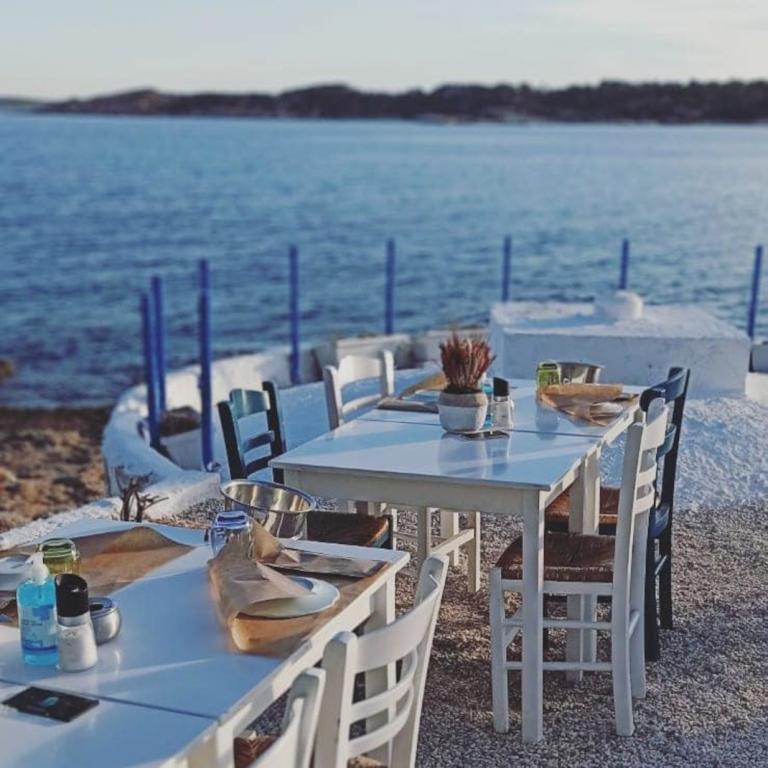 παραθαλάσσια ταβέρνα