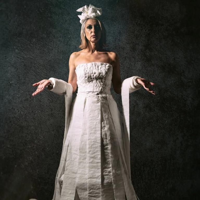 Η Ματθίλδη Μαγγίρα φωτογραφήθηκε φορώντας ένα φόρεμα -νυφικό από ρολό χαρτί 