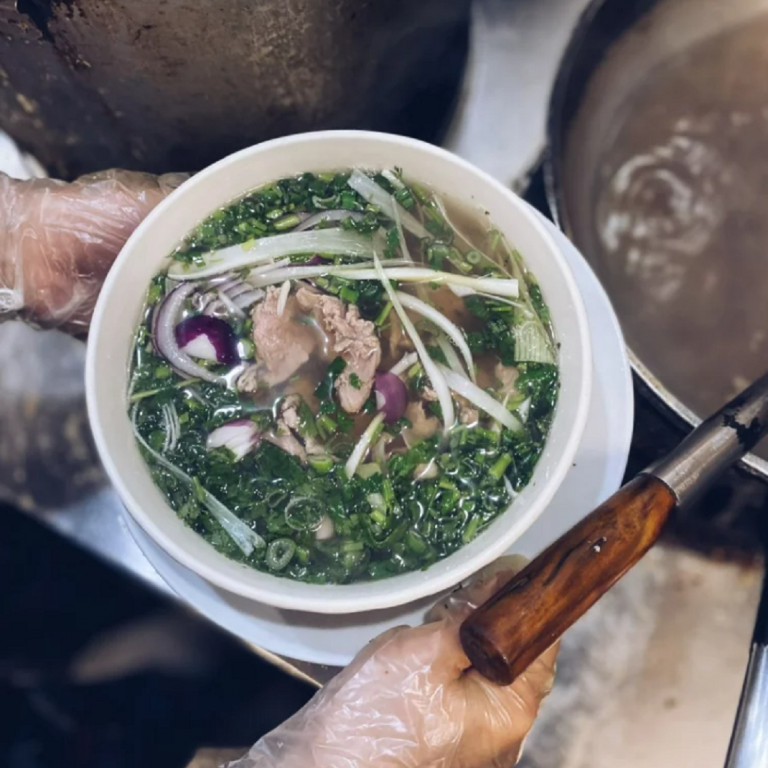 Η βιετναμέζικη αχνιστή σούπα pho του Hanoi. Μπήκαμε στην κουζίνα και είδαμε πώς φτιάχνεται / Φωτογραφία: Μάνος Λειβαδάρος/iefimerida