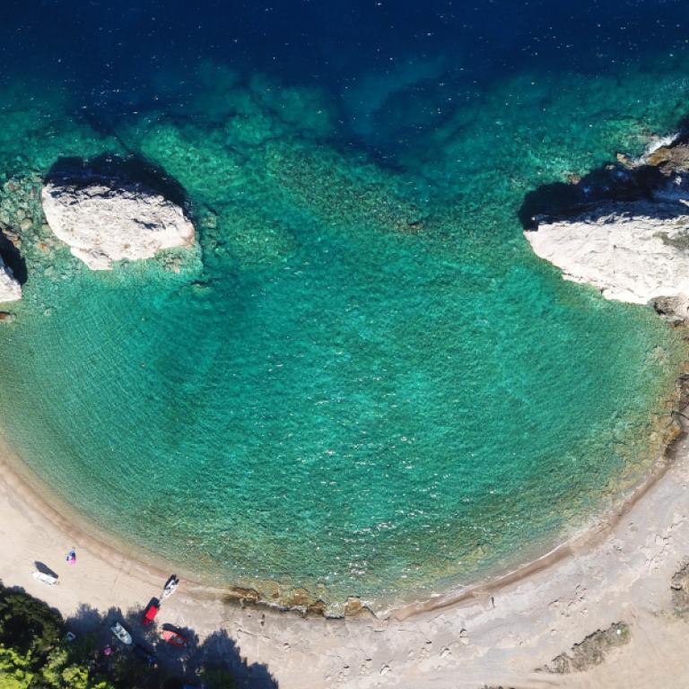 Η εξωτική παραλία, μιάμιση ώρα από την Αθήνα
