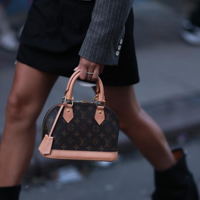 η Alma bag του Louis Vuitton
