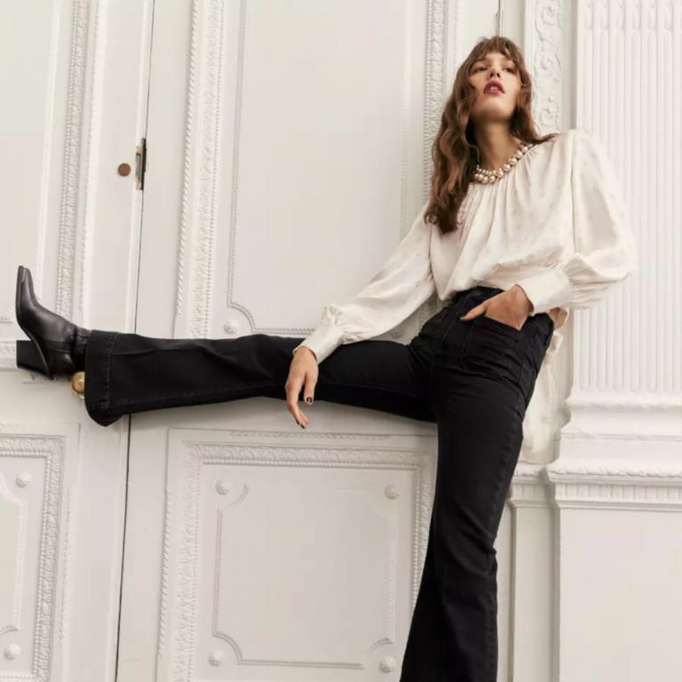 γυναίκα με μαύρο τζιν καμπάνα Marks & Spencer