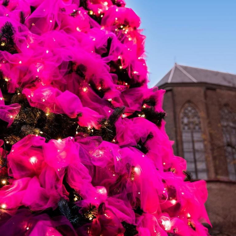 Η Roksanda δημιουργεί ένα απόλυτα ροζ χριστουγεννιάτικο δέντρο