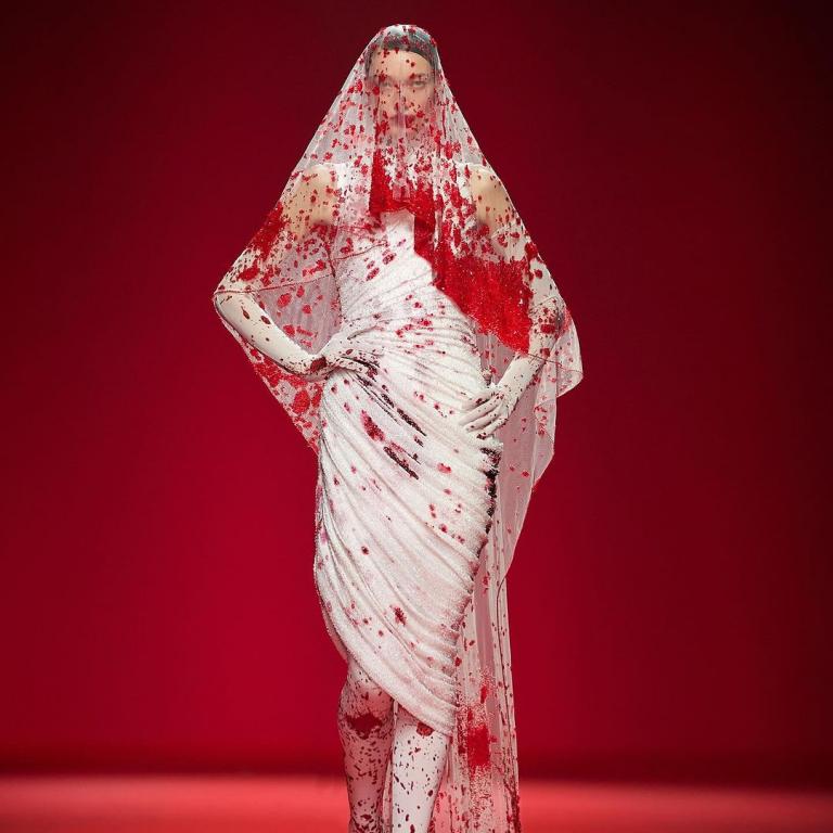  Robert Wun’s Bleeding Love:  Το αιματοβαμμένο νυφικό υψηλής ραπτικής που έγινε viral