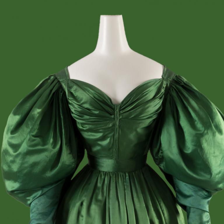 κούκλα με πράσινο φόρεμα με φουσκωτά μανίκια