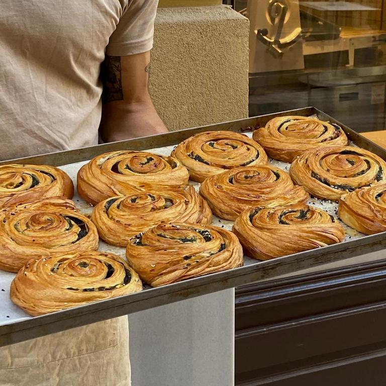 Η Αθήνα δεν έχει τίποτα να ζηλέψει από το Παρίσι και το Μιλάνο: Τα bakeries που φτιάχνουν προζυμένιο ψωμί και απίθανα κρουασάν