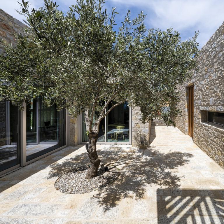 Το διεθνές βραβείο Big SEE Architecture Award 2024 - Winner απονεμήθηκε στις Villas in Olive Grove, Navarino Residences, Costa Navarino